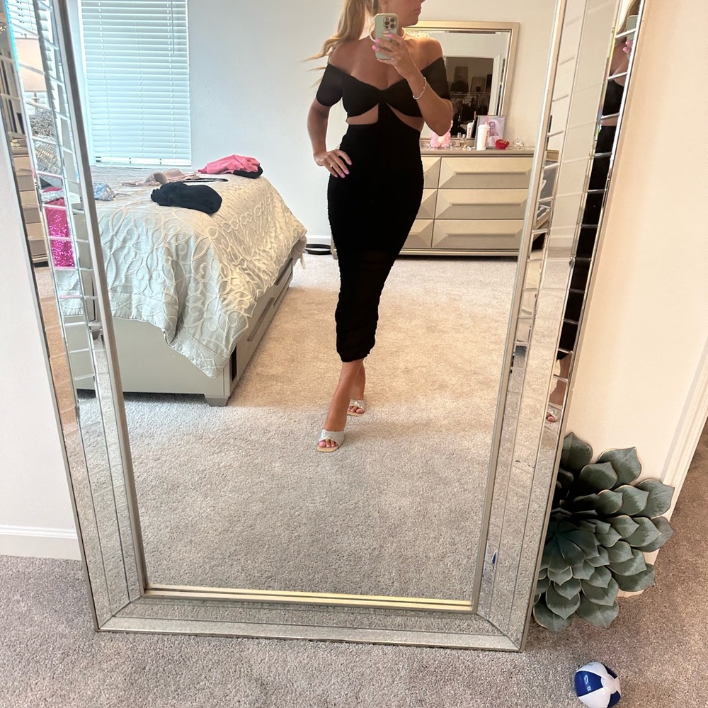 So gorgeous black dress .. statement drews!!